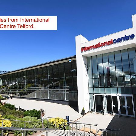 247 Serviced Accommodation In Telford- 3Br House Exteriér fotografie